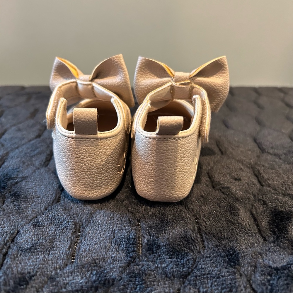 Lucky Brand Mary Jane Bow Crib Shoes Size 3 Tan/Beige NWOT - Picture 5 of 13